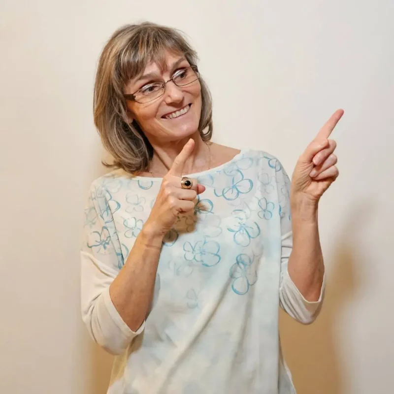 dottoressa-barbara-camilli-psicologa-novara Ritratto in studio della dottoressa Barbara Camilli, psicologa e psicanalista a Novara, ideatrice dei percorsi integrati basati sul Metodo Corpo Anima Mente.
