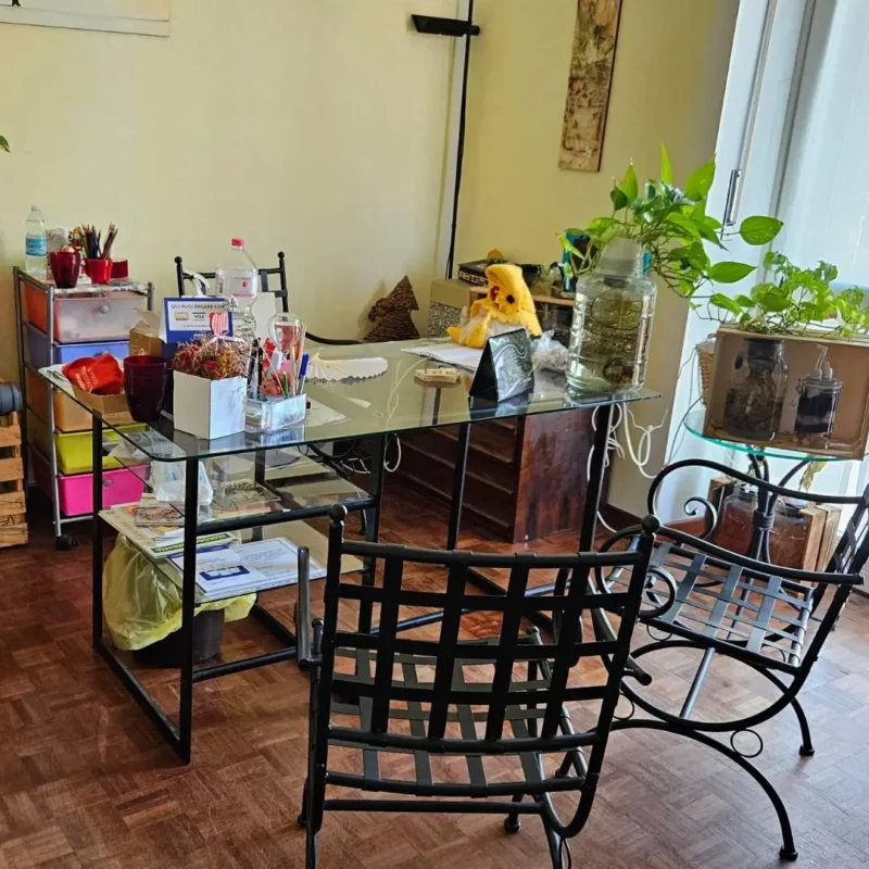 Servizi-di-psicologia-a-Novara-Studio-Barbara-Camilli L'interno dello studio accogliente e luminoso della dottoressa Barbara Camilli, punto di riferimento per chi cerca servizi di psicologia a Novara individuali, di coppia e familiari.
