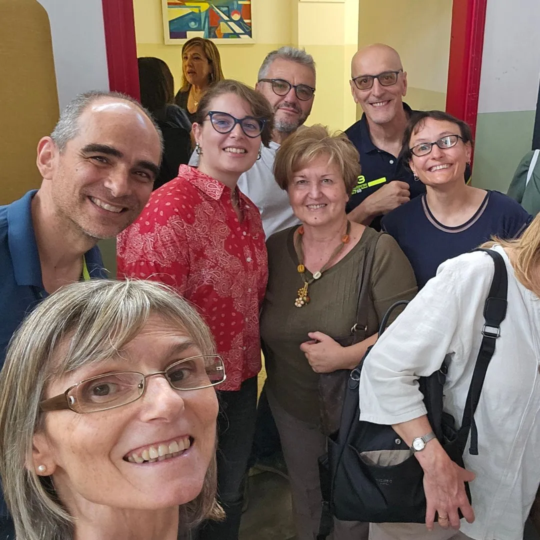 dottoressa-barbara-camilli-corso-formazione-professionisti-novara-gestione-stress-burnout La Dott.ssa Barbara Camilli sorridente in primo piano insieme a un gruppo di professionisti all'interno di una sala corsi a Novara durante un modulo formativo del Metodo C.A.M. incentrato sulla prevenzione del burnout.