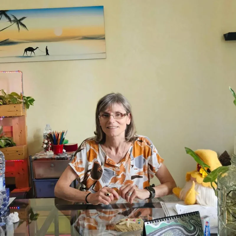 studio-dottoressa-barbara-camilli-consulenza-psicologica-novara La Dott.ssa Barbara Camilli seduta alla scrivania del suo studio professionale dove riceve i pazienti per percorsi di consulenza psicologica a Novara e online.