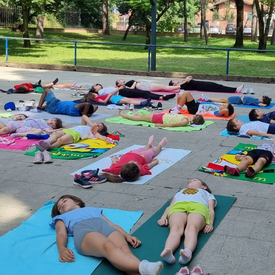 Sessione collettiva all'aperto dei laboratori esperienziali a Novara condotti dalla Dott.ssa Barbara Camilli, focalizzata sul biorilassamento somatico e sull'integrazione del Metodo C.A.M. per giovani e adulti.