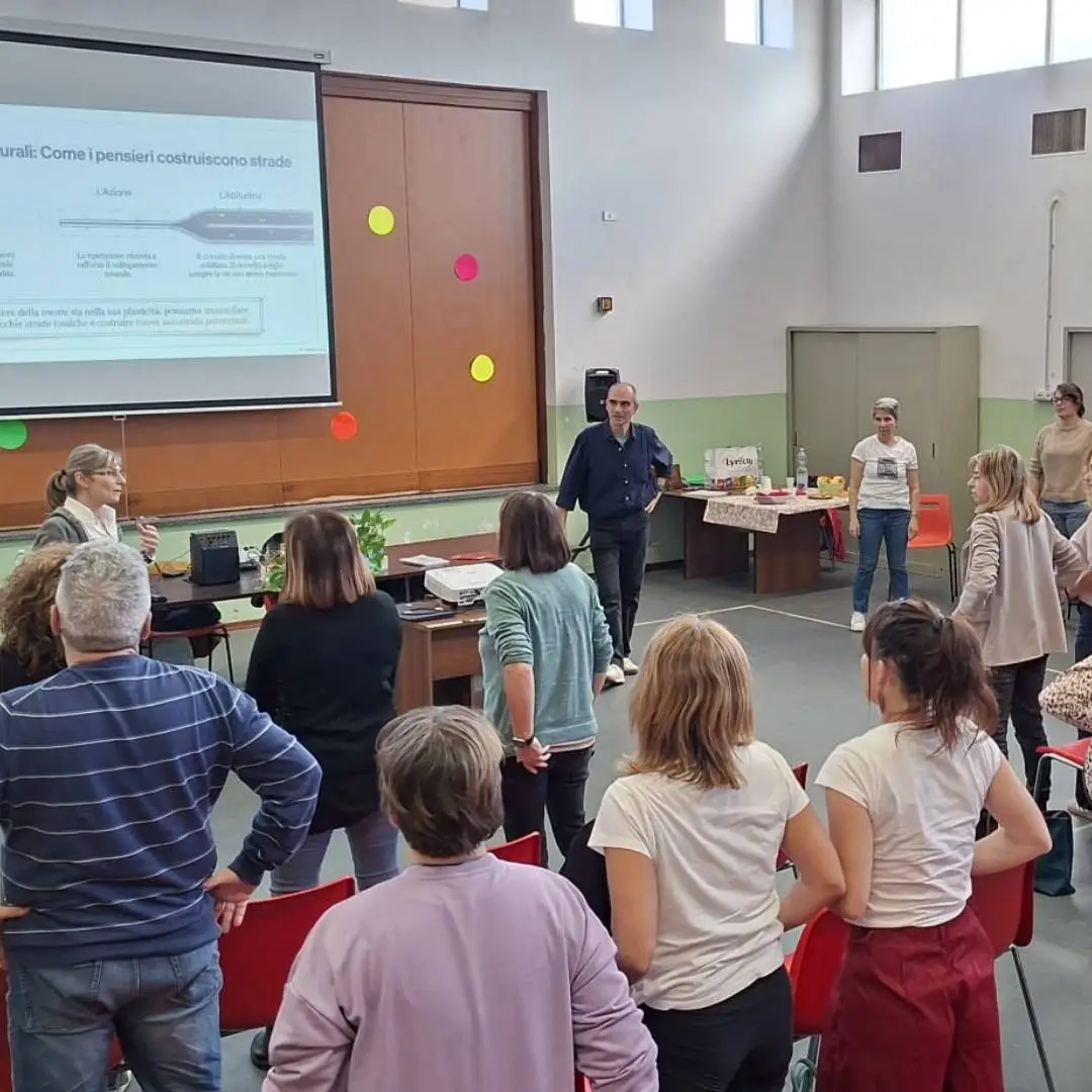 corsi-formazione-crescita-personale La dottoressa Barbara Camilli durante un corso di formazione in aula, parte integrante dei servizi di psicologia a Novara rivolti a istituzioni, gruppi e privati.