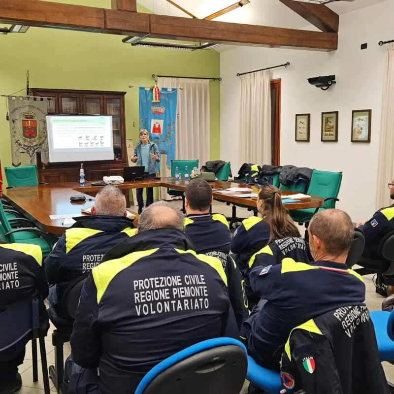 Formazione per enti della Protezione Civile Volontari della Protezione Civile della Regione Piemonte in aula durante una formazione di Associazione Psicologia Utile APS
