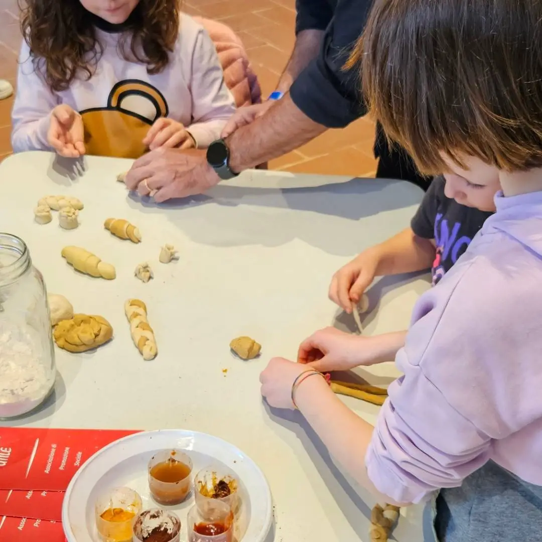 Bambini impegnati in un'attività pratica di manipolazione creativa e gioco attivo durante i laboratori esperienziali a Novara per lo sviluppo dell'intelligenza emotiva e del benessere psicofisico.
