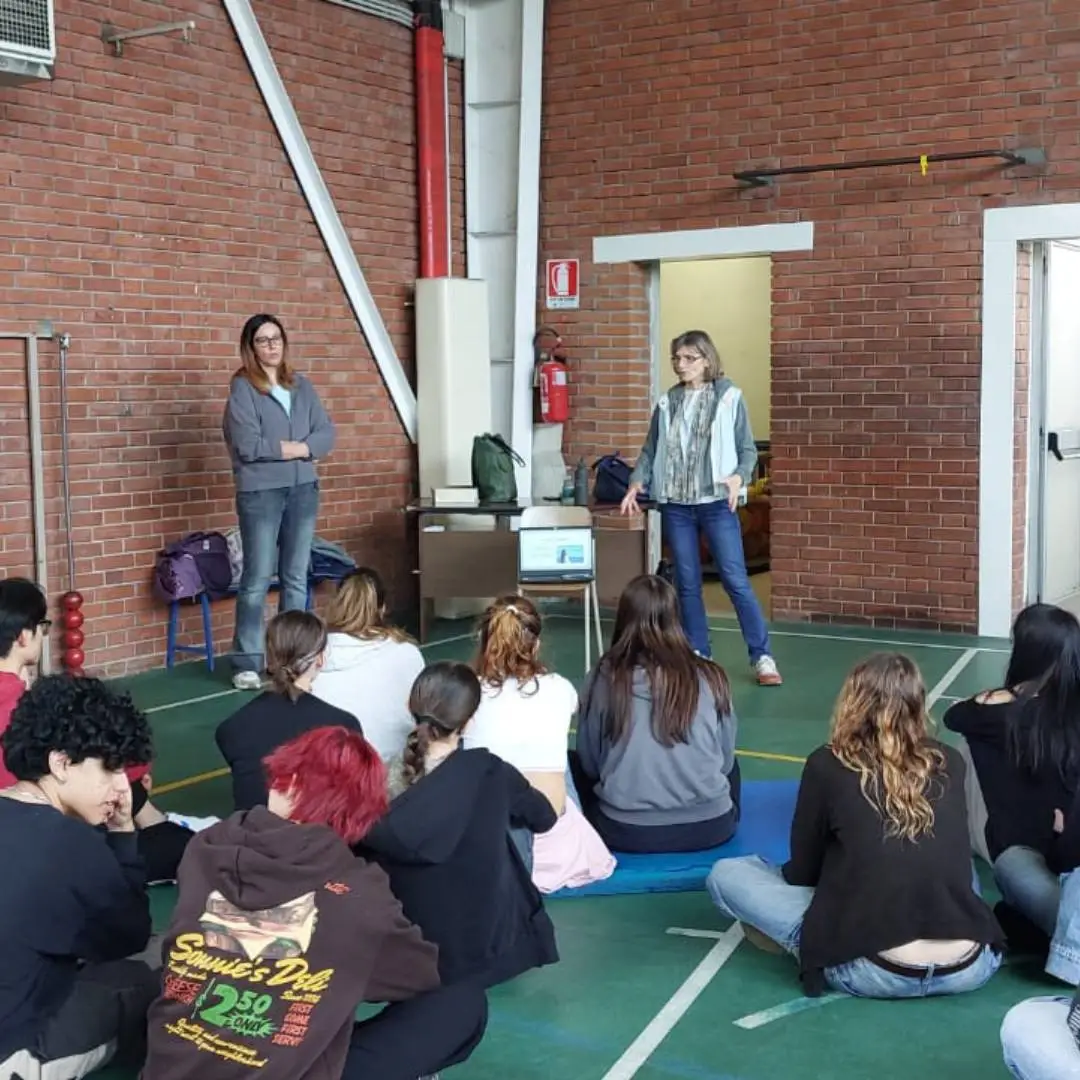 somatizzazione dell'ansia a Novara Un gruppo di partecipanti seduti in cerchio in aula durante un laboratorio pratico sul corpo a Novara per riconoscere ed elaborare i sintomi fisici e la somatizzazione dell'ansia a Novara.