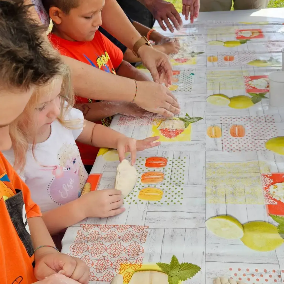laboratori-esperienziali-interattivi-novara Bambini coinvolti in attività creative e manipolative all'aperto durante i laboratori interattivi inclusi nei servizi di psicologia a Novara della dottoressa Barbara Camilli.