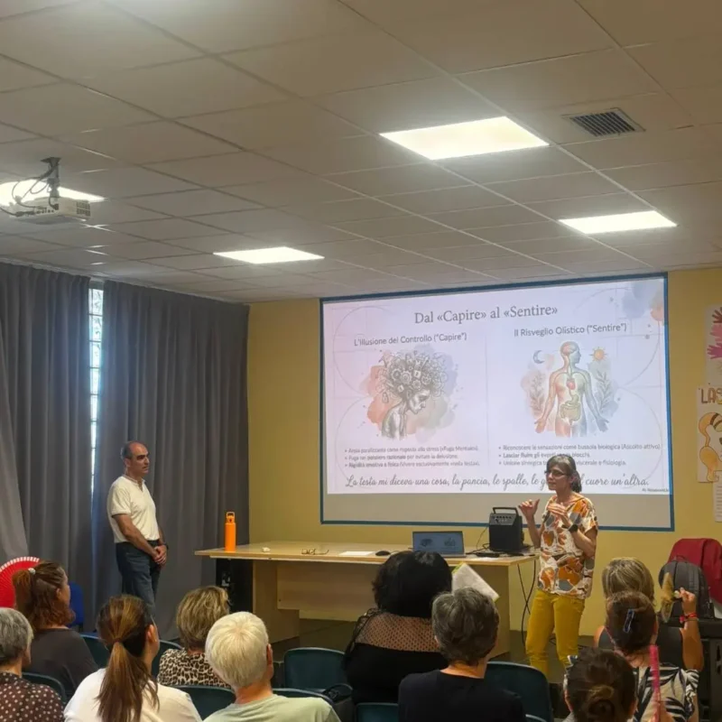 ncontro sulle emozioni Barbara Camilli presenta le slide «Dal capire al sentire» durante un incontro di Associazione Psicologia Utile APS