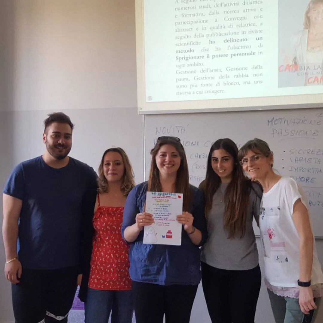 La Dott.ssa Barbara Camilli con i partecipanti del seminario sul Metodo C.A.M. presso l'Università di Novara, un modulo pratico integrato nei nostri corsi di formazione per professionisti della sanità e della pediatria.
