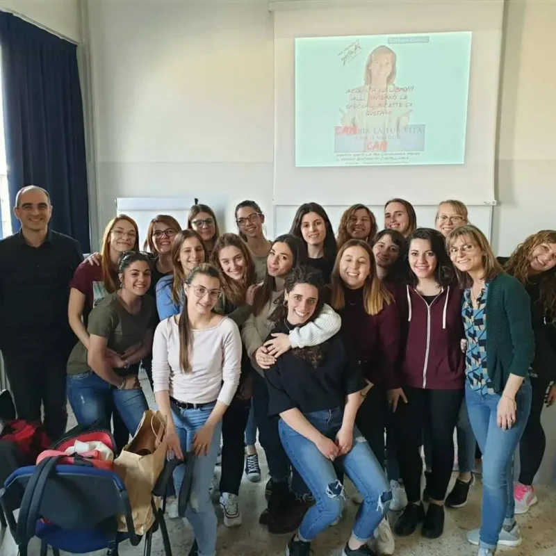Seminario in università sul Metodo C.A.M. Studentesse e docenti in aula al termine di un seminario sul Metodo C.A.M.