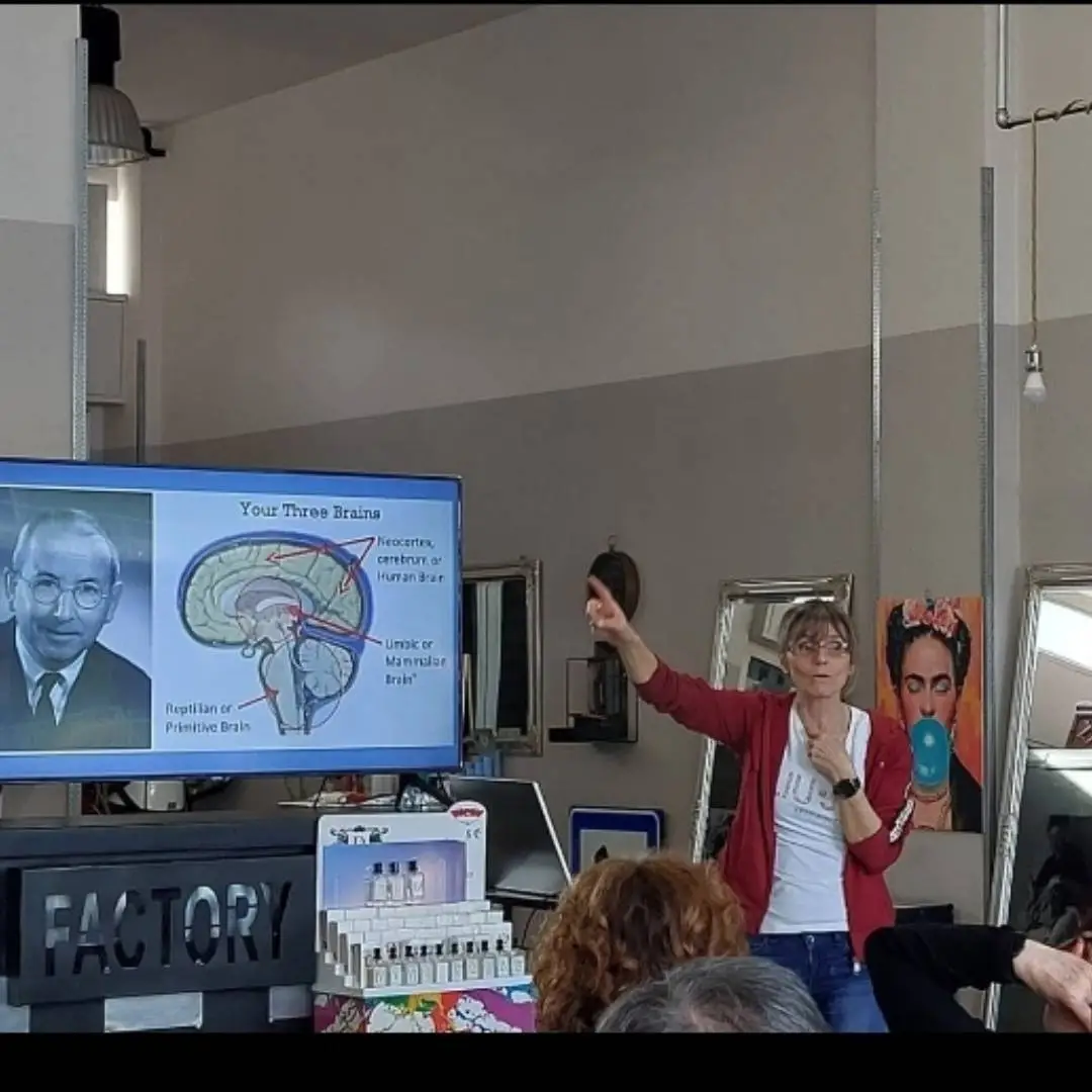 Spiegazione del funzionamento cerebrale dello stress durante un corso gestione stress lavoro correlato in aula