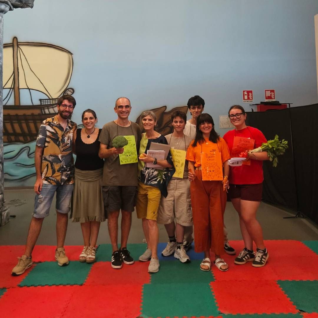 psicologia-utile-aps-novara-recita-agora Bambini e famiglie coinvolti nella Recita in Agorà, uno dei progetti sul territorio di Psicologia Utile APS Novara