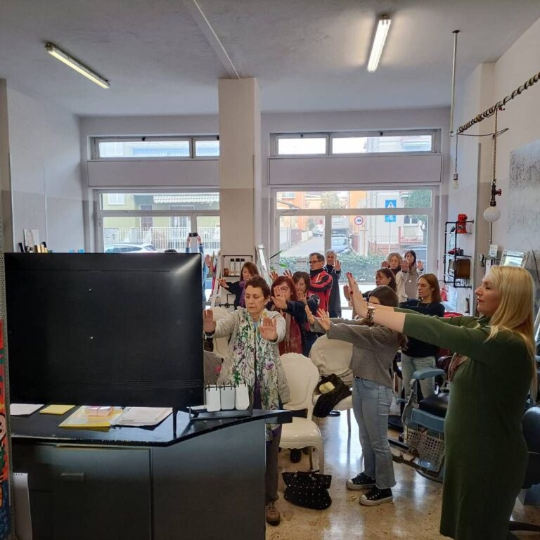 Un momento del laboratorio aziendale organizzato da Psicologia Utile APS Novara, con il gruppo impegnato in un esercizio pratico