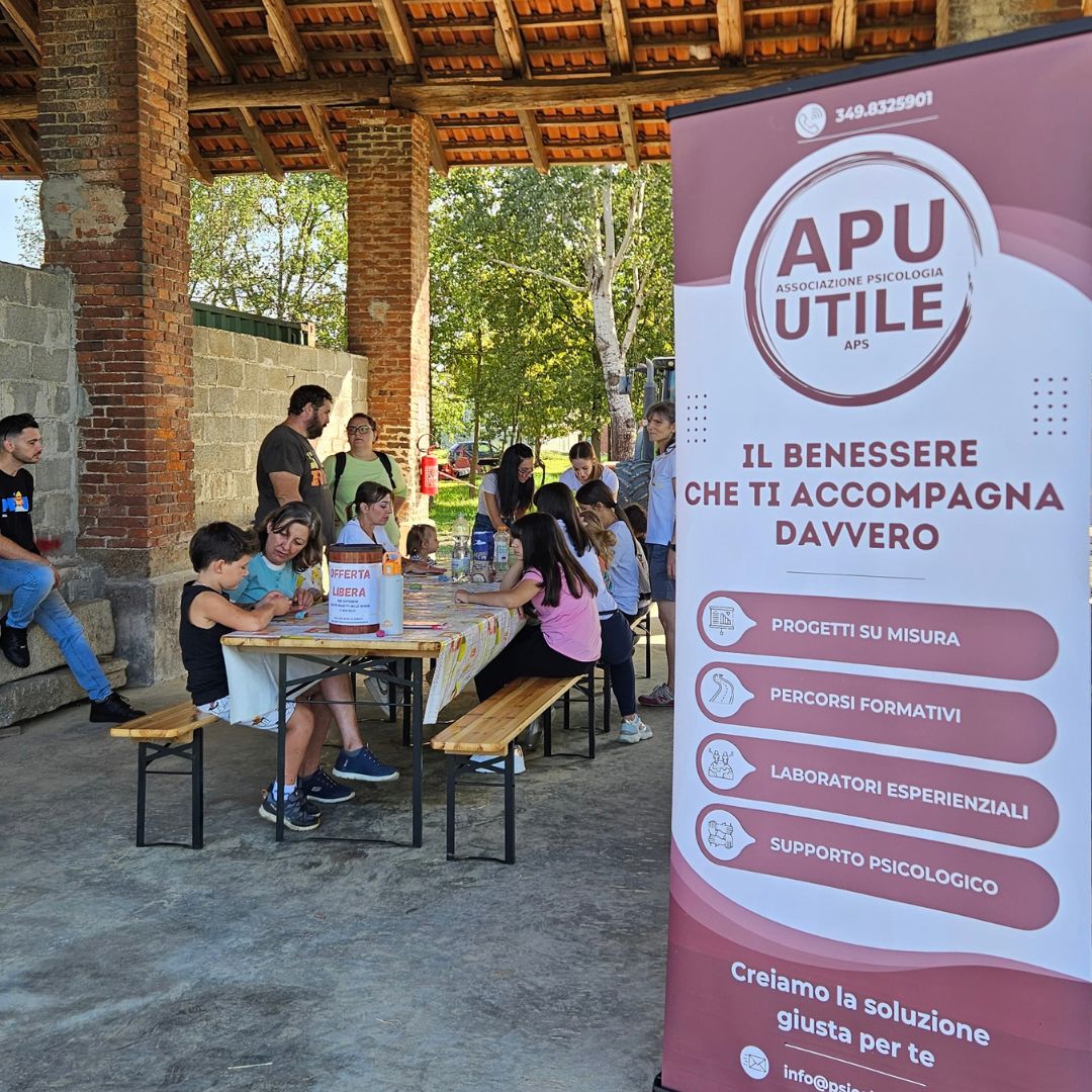 laboratorio-associazione-psicologia-utile-cascina-teglio.webp Ragazzi e volontari al tavolo di un laboratorio di Associazione Psicologia Utile APS sotto il portico della Cascina Teglio
