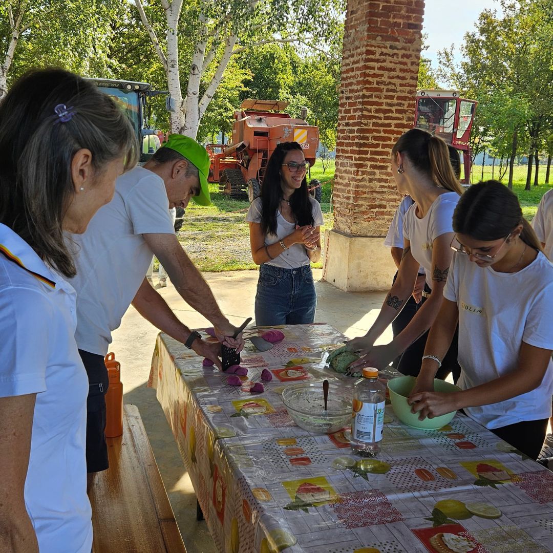 Tirocinanti e volontari dell’associazione Tirocinanti e volontarie di Associazione Psicologia Utile APS durante un’attività all’aperto