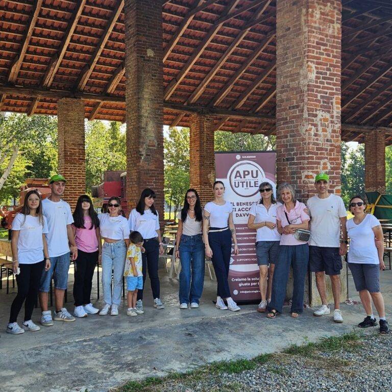 Il team e i volontari sotto il porticato della Cascina Teglio, dove si è svolto il laboratorio sensoriale nella natura
