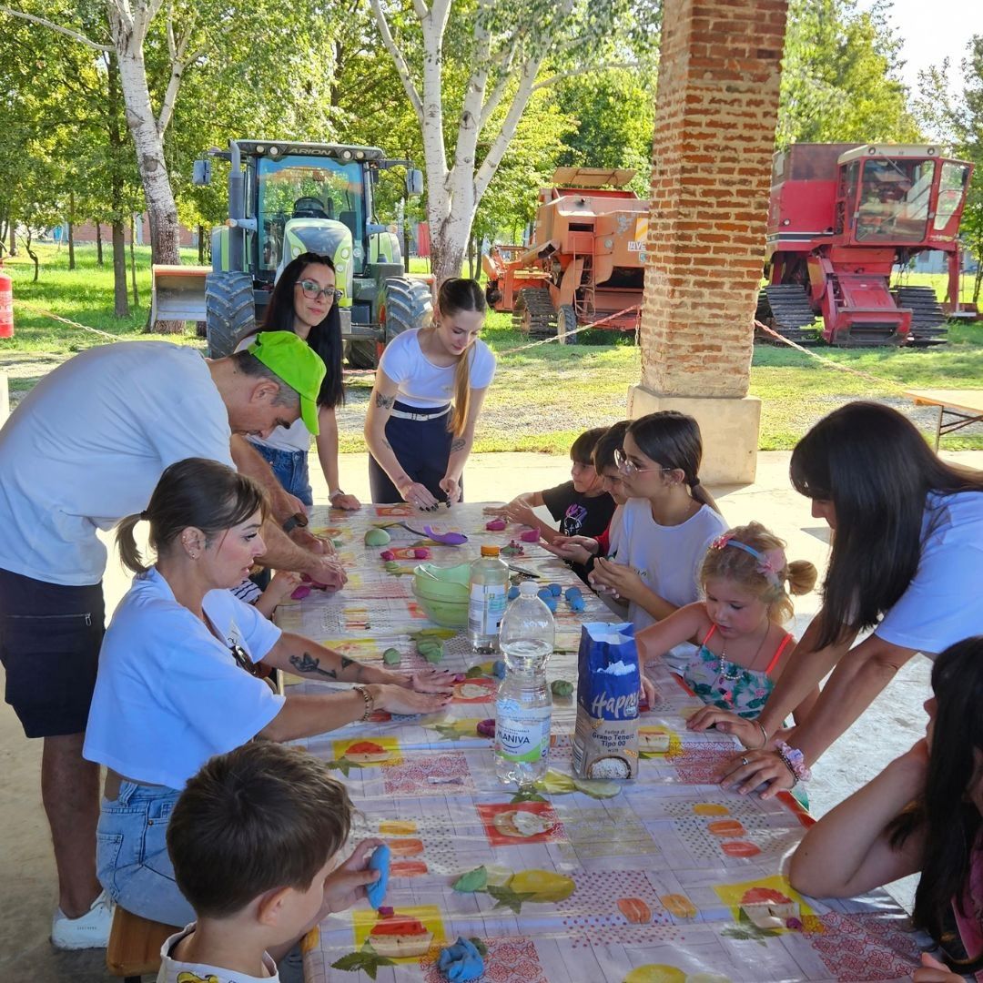 Team all'opera durante mani in pasta, parte del laboratorio sensoriale nella natura