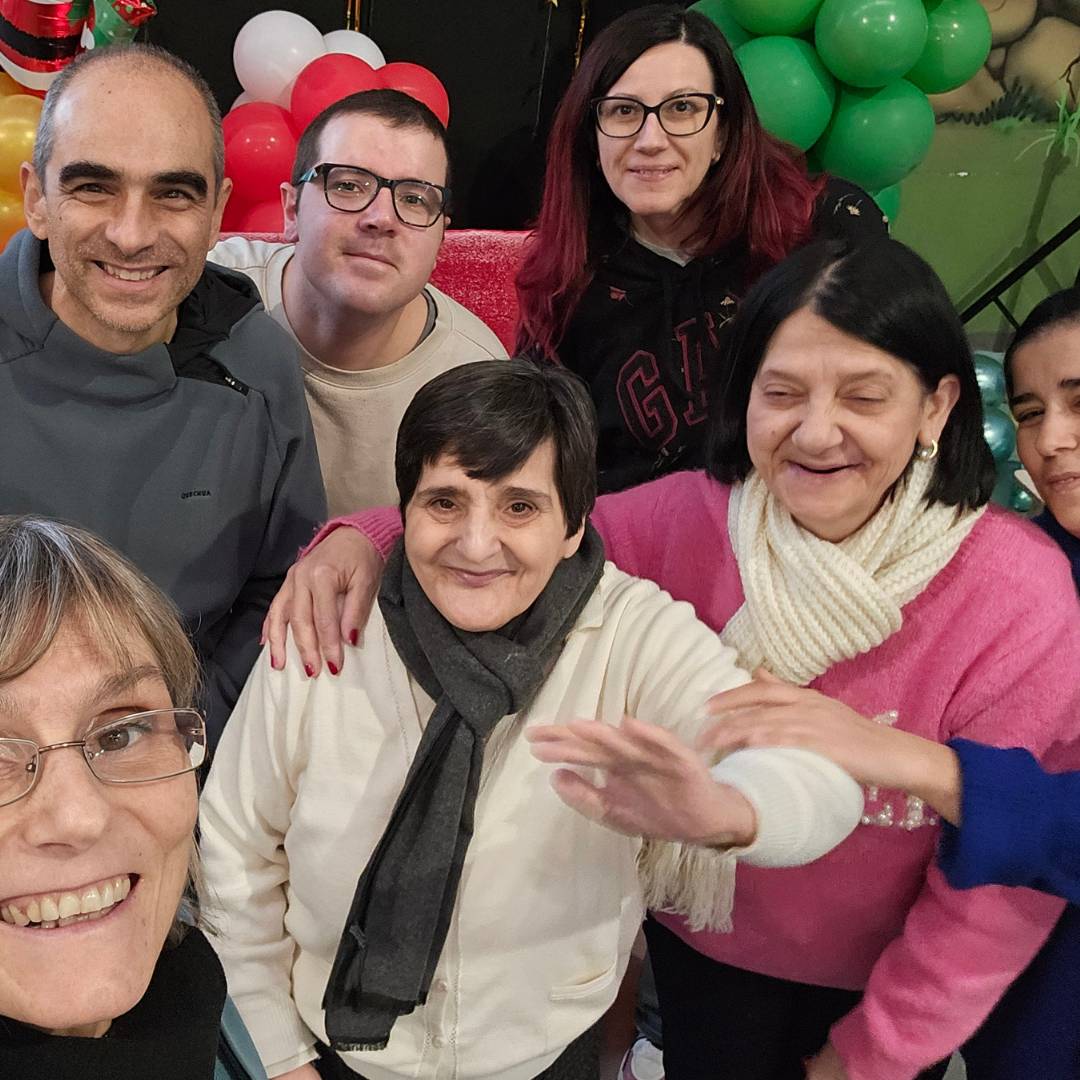 Sportello d’ascolto per operatori sociosanitari Un momento di festa con Barbara Camilli, Diego Marchesin e alcune persone della struttura durante il progetto con la Sarpom